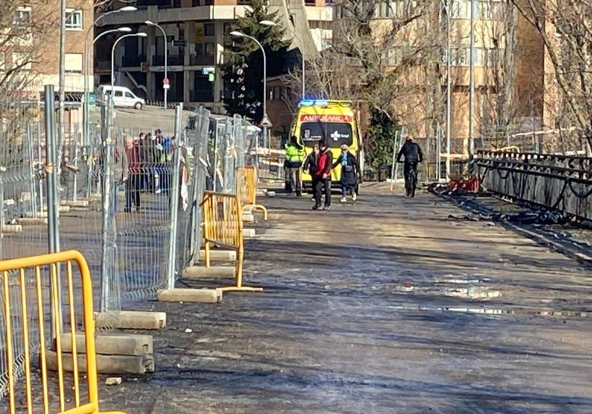 La ambulancia ha acudido al puente Bigar para atender al varón herido.