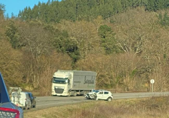 Los servicios de emergencias desplazados al lugar del accidente.