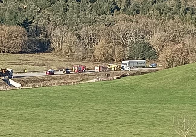 Los servicios de emergencias desplazados al lugar del accidente.