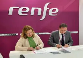 Cristina Ayala, alcaldesa de Burgos, y Javier Pérez, director del Área de Negocio de Alta Velocidad y otros Servicios Comerciales de Renfe, en la firma del convenio.