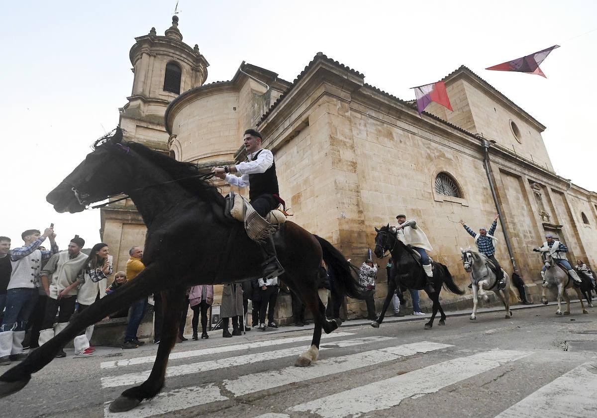 Los jinetes han cabalgado por Santo Domingo de Silos.