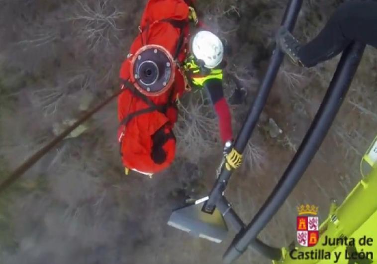 El Grupo de rescate y Salvamento tuvo que movilziar un helicóptero.