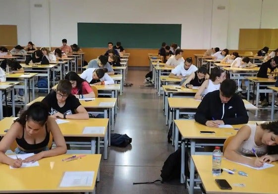 Bachilleres burgaleses se examinan de la EBAU