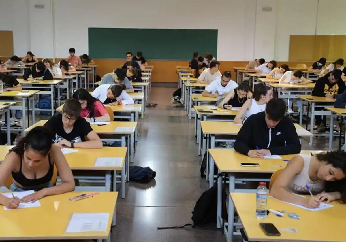 Bachilleres burgaleses se examinan de la EBAU