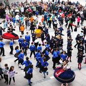 Un ejército de pequeños danzantes conquista la plaza Mayor con la jota burgalesa