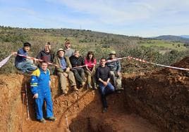 Equipo de investigadores del proyecto Cota 1000 en el nuevo yacimiento de La Revilla en Hortigüela (Burgos).
