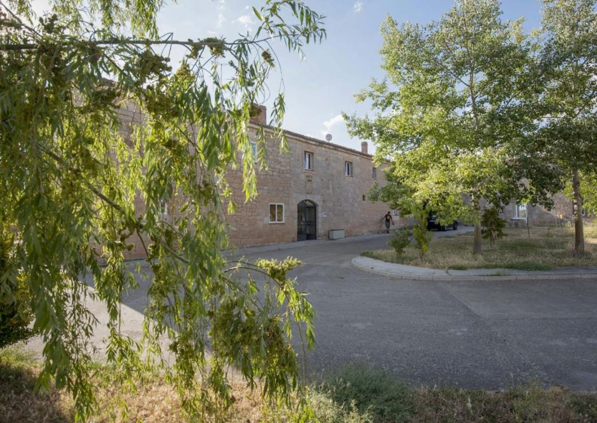 Imagen secundaria 1 - Palacete señorial y cabañas pasiegas a la venta en Burgos. 