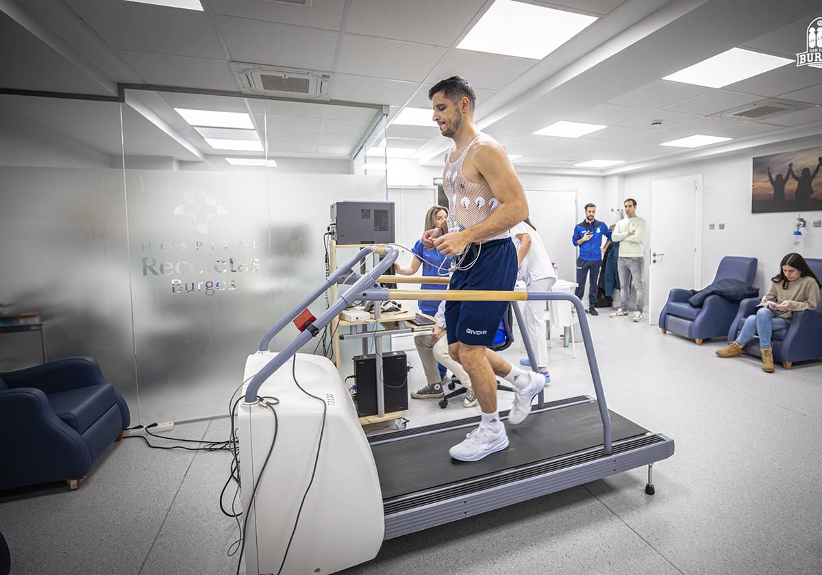 Roko Rogic durante el reconocimiento médico en el Hospital Recoletas Burgos.