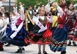 Imagen de archivo de un grupo de danzas bailando una jota en unas fiestas.