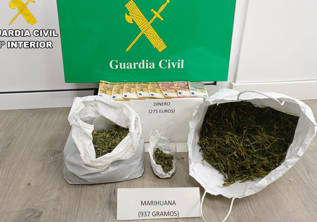 Marihuana y dinero aprehendido.