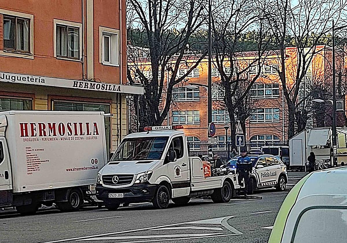 La grúa traslada la moto siniestrada tras el accidente.