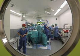 Operación a un paciente de cáncer.
