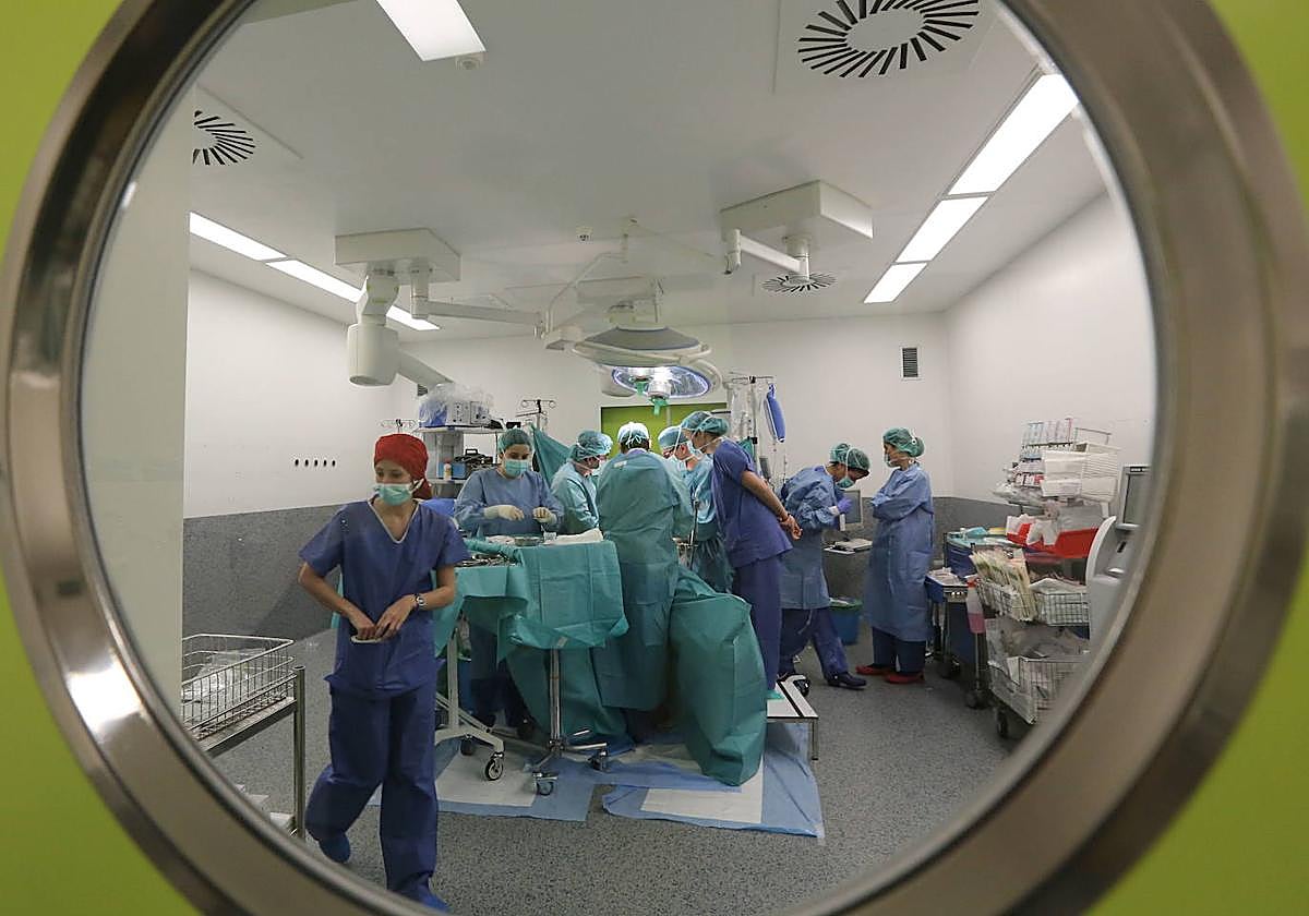 Operación a un paciente de cáncer.