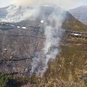 El norte de Burgos suma tres días con incendios forestales controlados pero activos