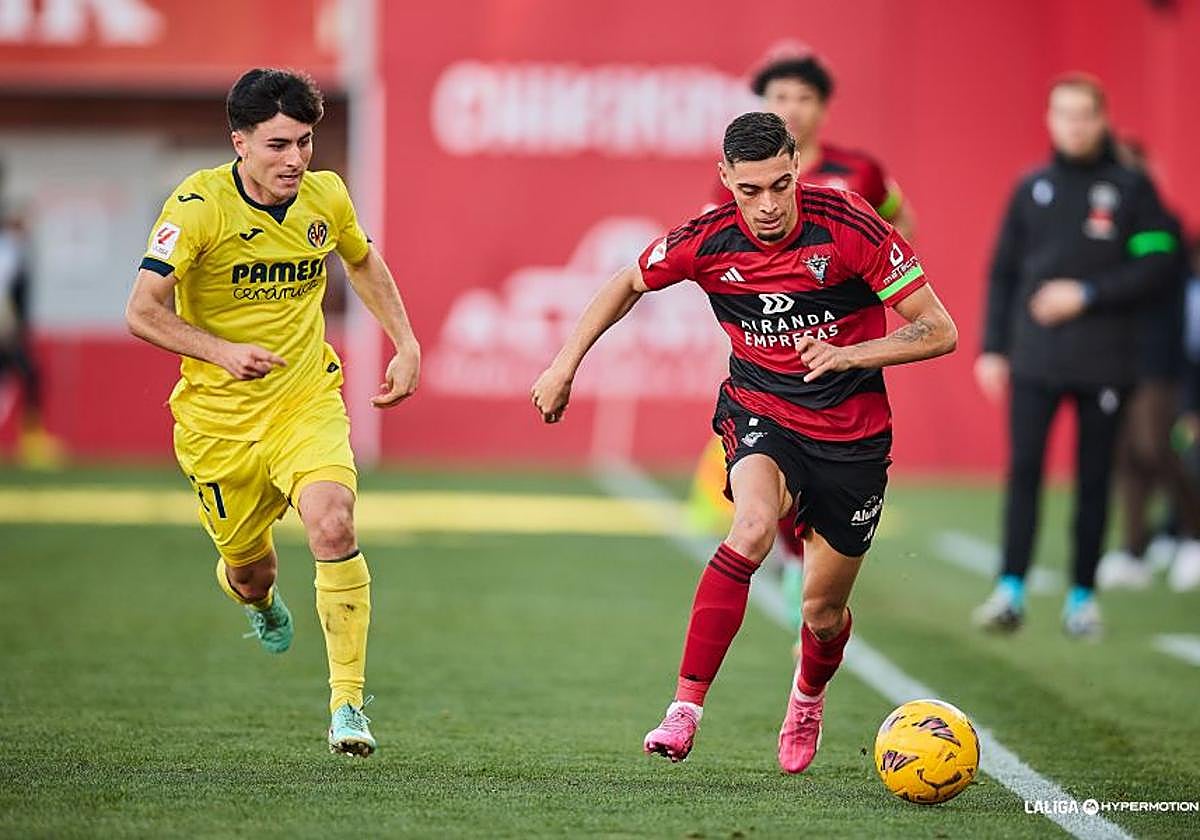 Gabri Martinez se lleva el balón por la banda de Anduva
