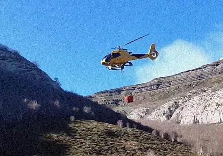 El helicóptero cogiendo agua en la zona del incendio.