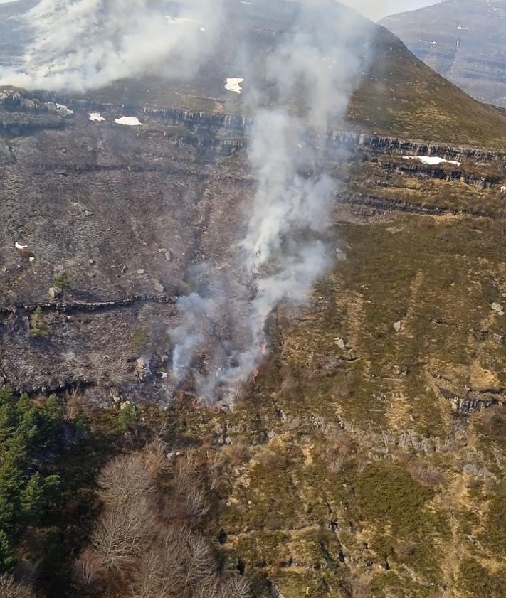 Imagen secundaria 2 - El humo de los incendios visto desde Picón Blanco y una vista aérea durante estos días de fuegos. 