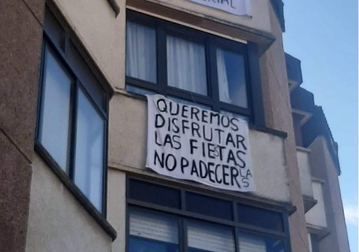 Imagen principal - Una de las pancartas que lucen en la calle Cantabria