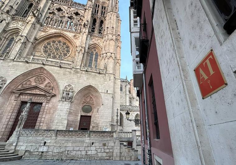 Apartamentos turísticos frente a la fachada de la Catedral de Burgos