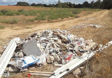 Expedientan a un particular por verter escombros en el Monte de Aranda