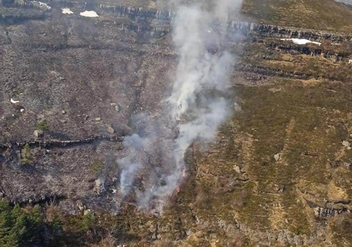 Vista aérea del incendio de Espinosa durante estos días de fuegos.