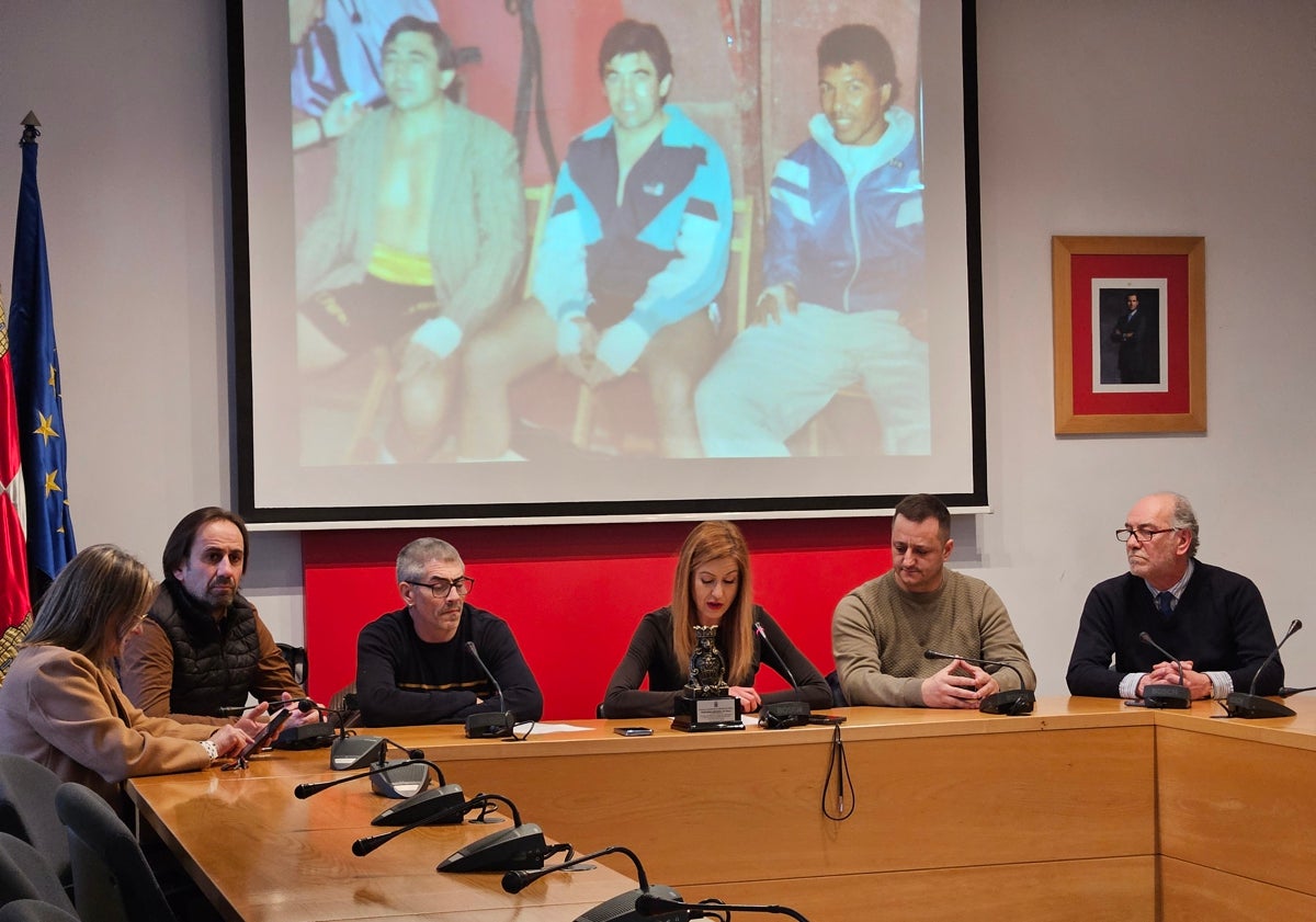 Imagen principal - Acto de entrega del León de Oro de Miranda a 'El Chino'