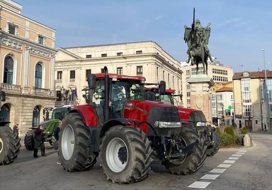 Los tractores a su paso por la plaza del Cid.