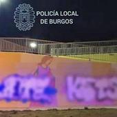 Sorprendidos cuatro jóvenes vandalizando un mural en la zona de El Crucero