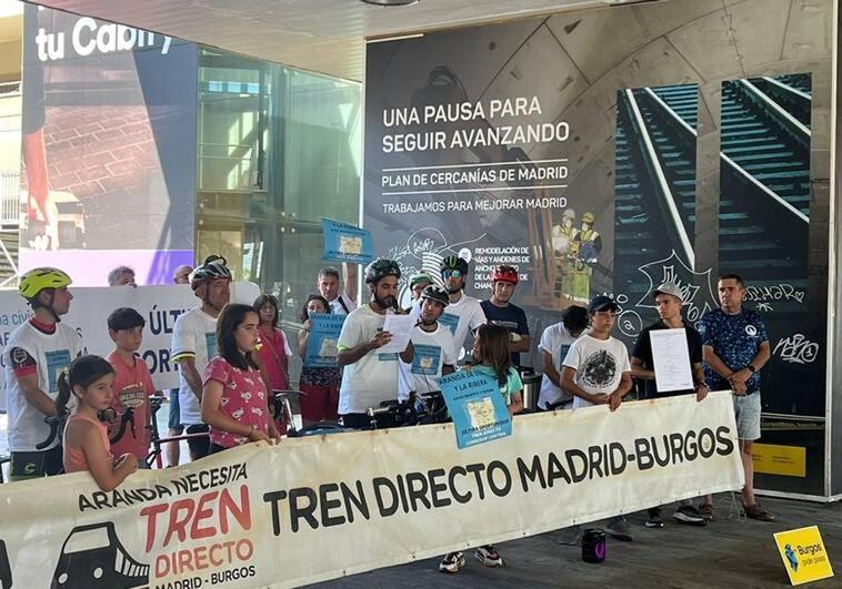 Concentración de arandinos en la estación de Chamartín de Madrid