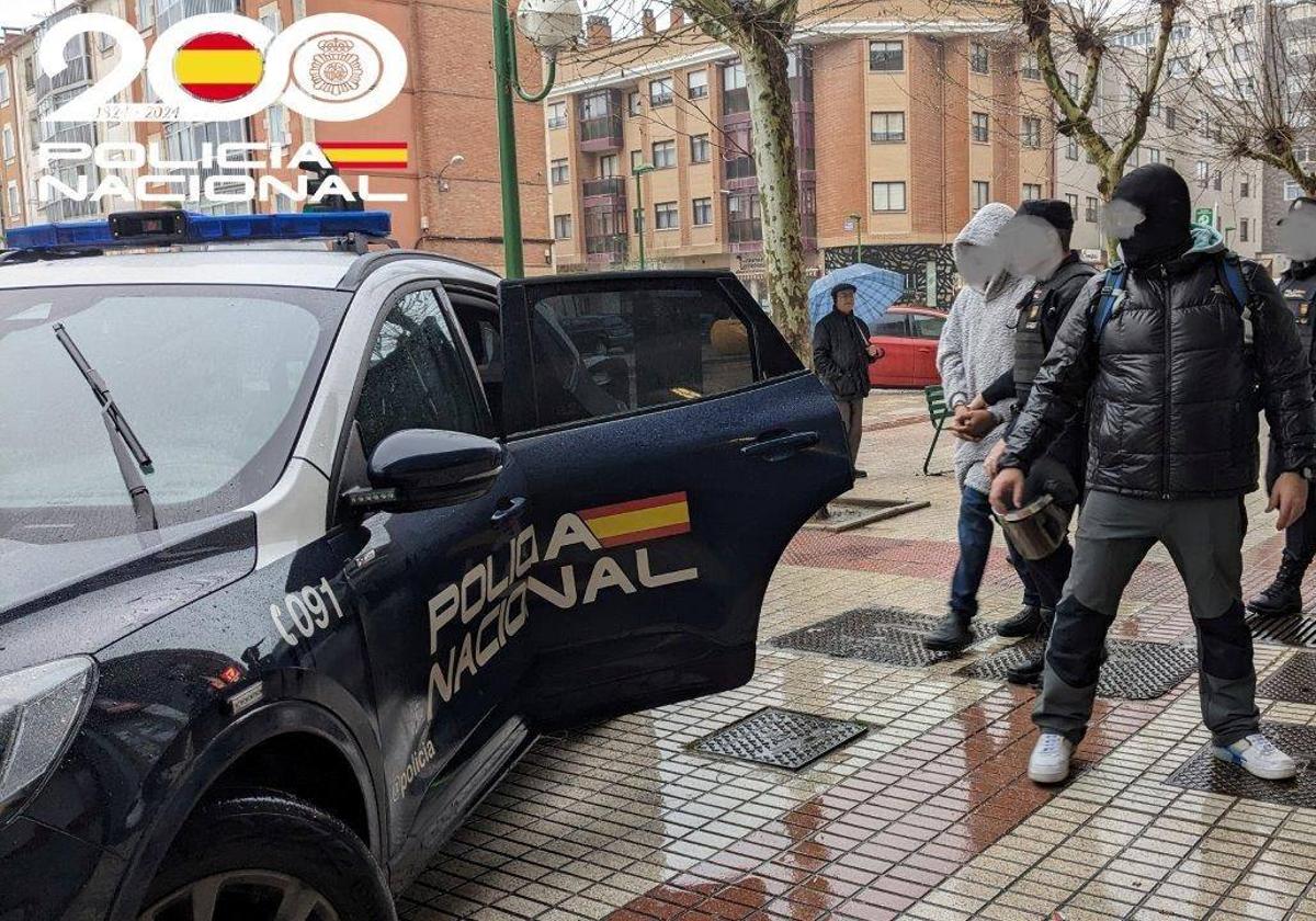 Momento de la detención de un joven en un narcopiso de Burgos.