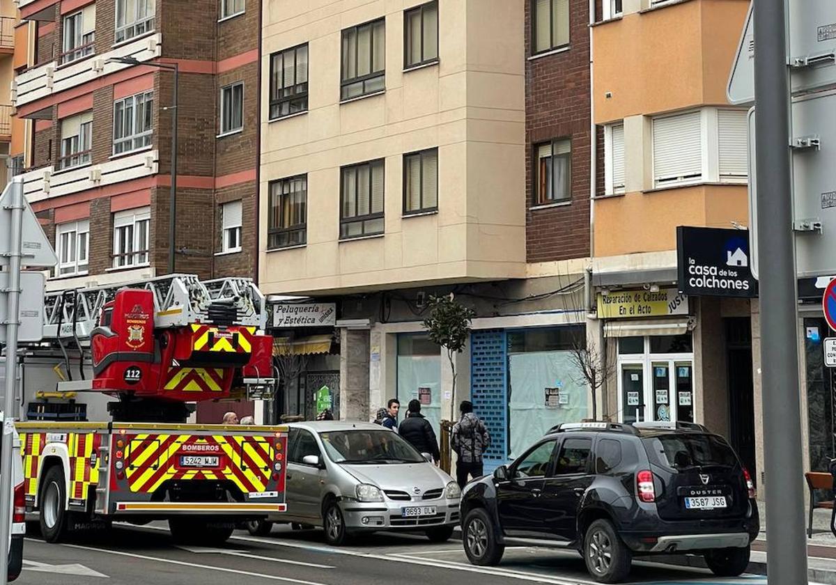 Bomberos de Aranda en la avenida Castilla este miércoles por la tarde.