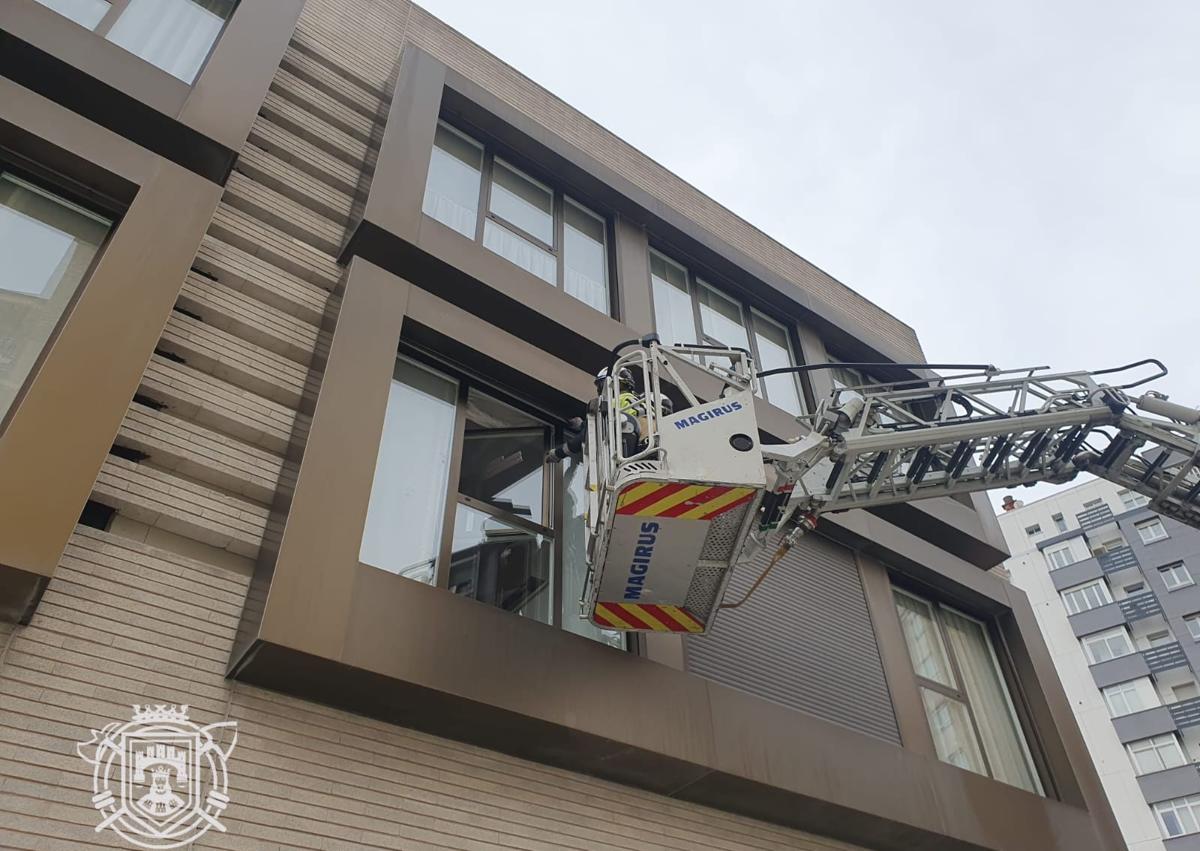 Imagen secundaria 1 - Actuaciones de los Bomberos de Burgos por las rachas de viento. 