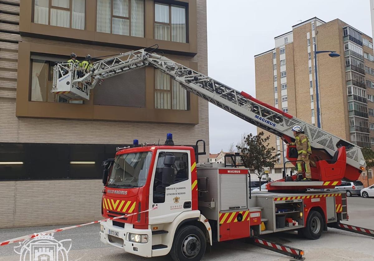 Actuación de los Bomberos de Burgos por las fuertes rachas de viento.