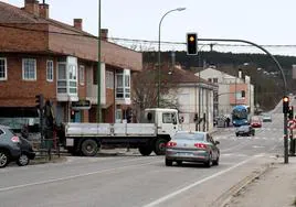 Tráfico en la carretera principal del barrio de Villatoro.