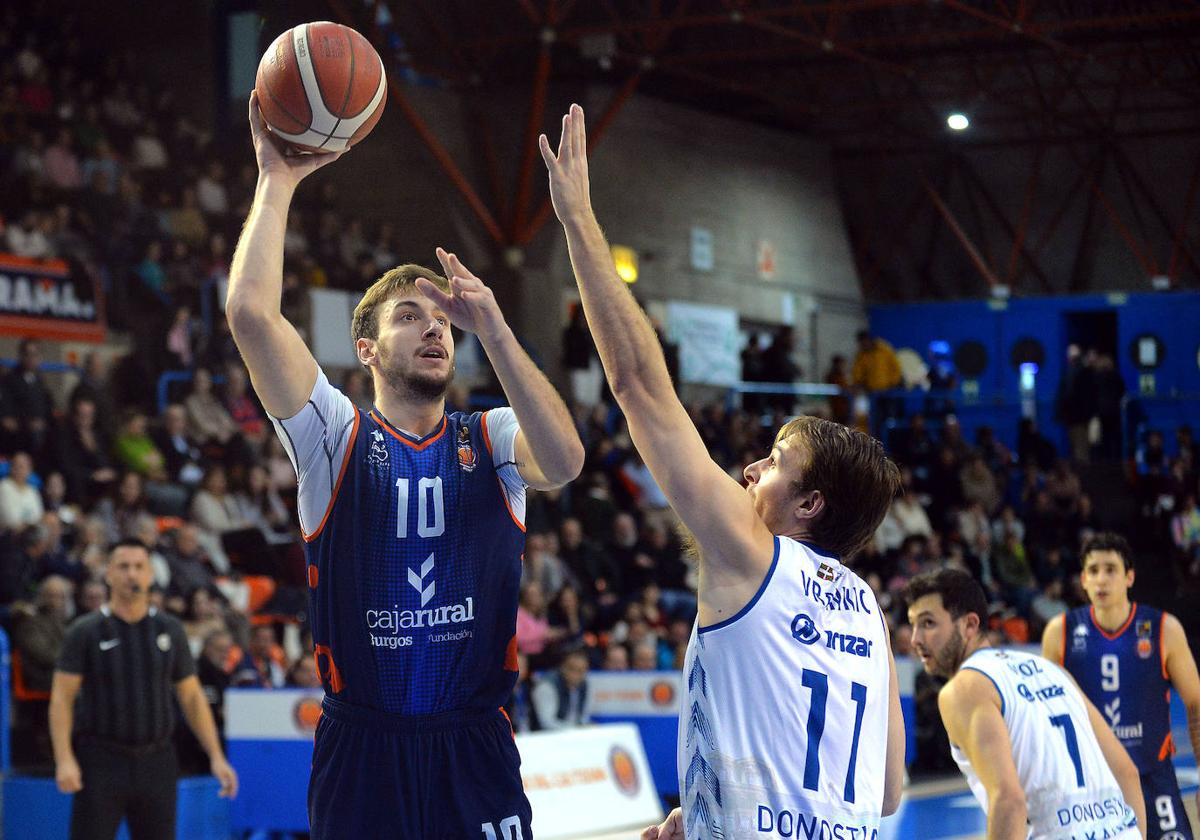 Golpe en la mesa del Tizona Burgos frente al Guuk Gipuzkoa Basket