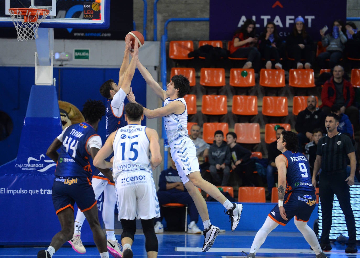 Golpe en la mesa del Tizona Burgos frente al Guuk Gipuzkoa Basket