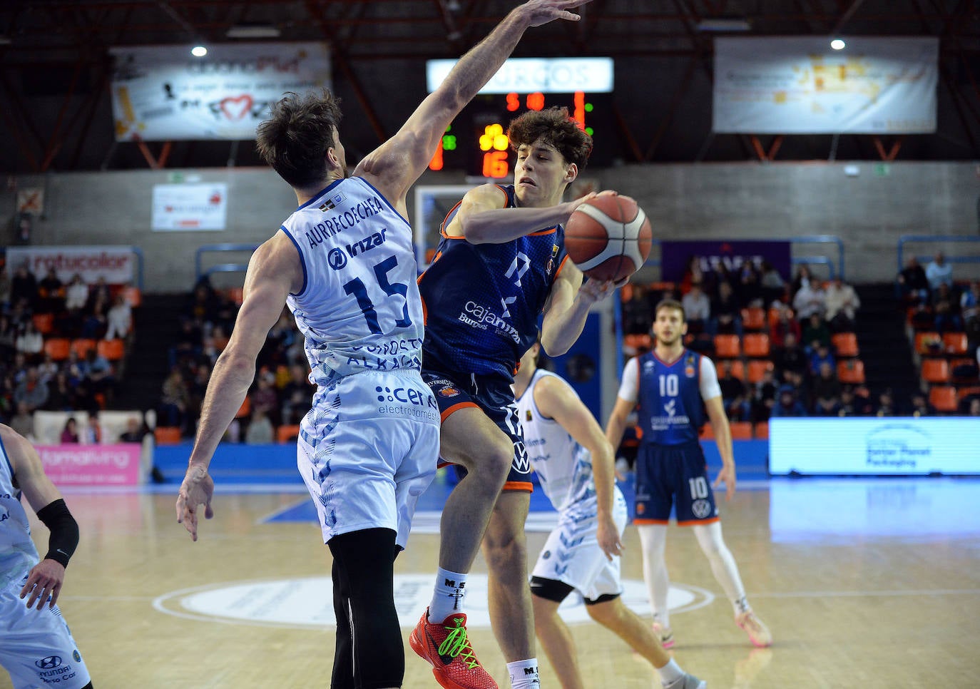 Golpe en la mesa del Tizona Burgos frente al Guuk Gipuzkoa Basket