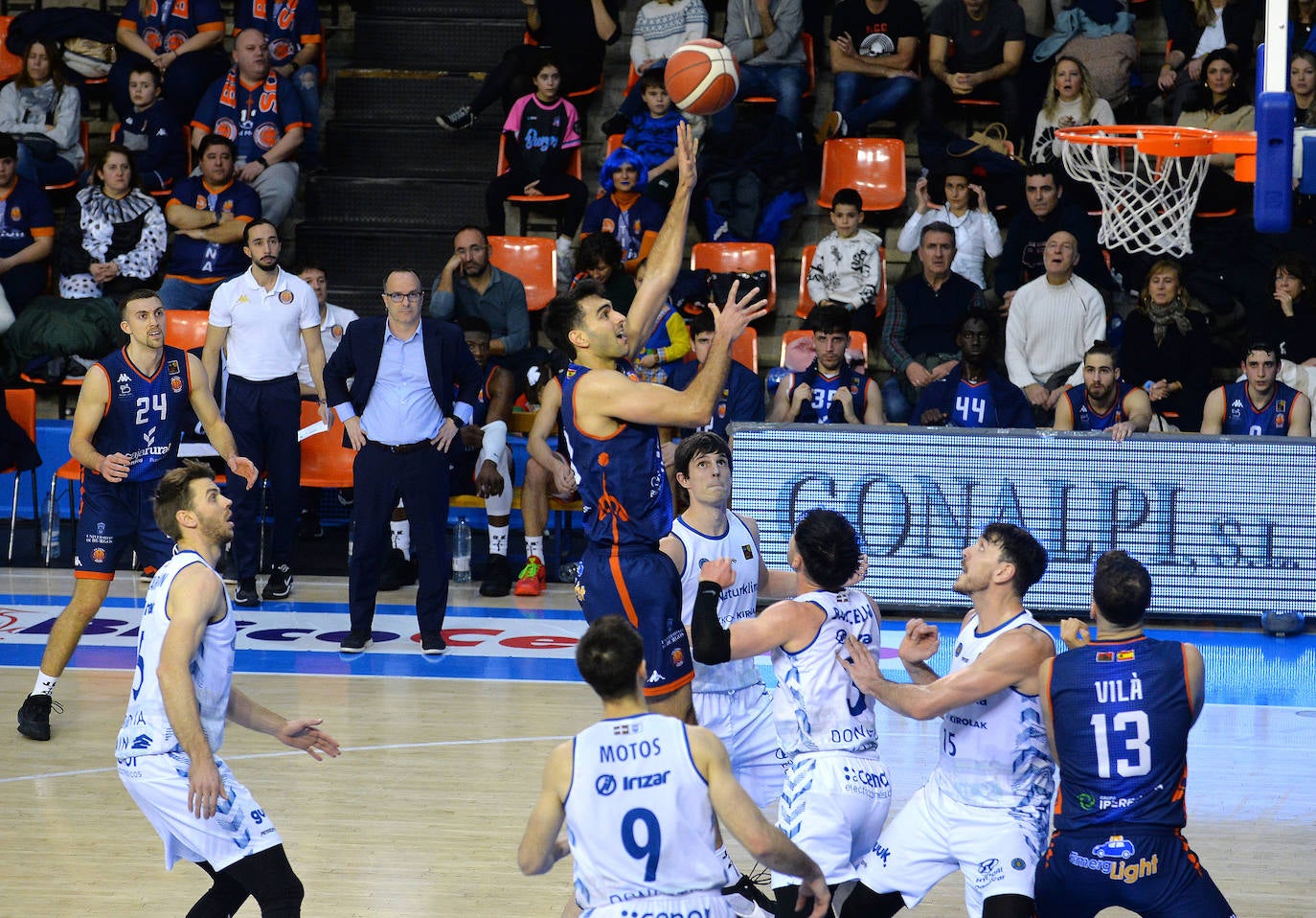 Golpe en la mesa del Tizona Burgos frente al Guuk Gipuzkoa Basket