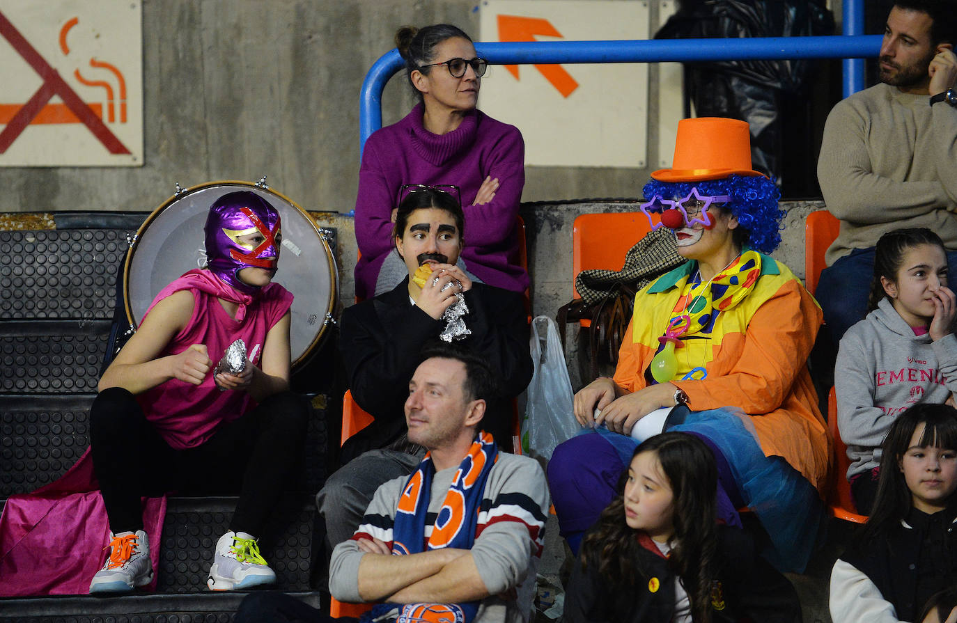 Golpe en la mesa del Tizona Burgos frente al Guuk Gipuzkoa Basket