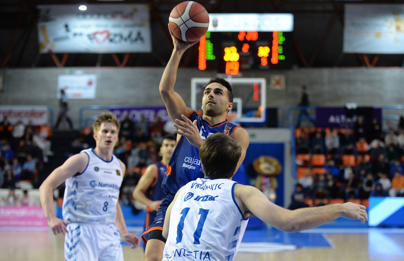 Golpe en la mesa del Tizona Burgos frente al Guuk Gipuzkoa Basket