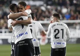 Elgezabal y Dani Ojeda se abrazan en la celebración de uno de los goles..