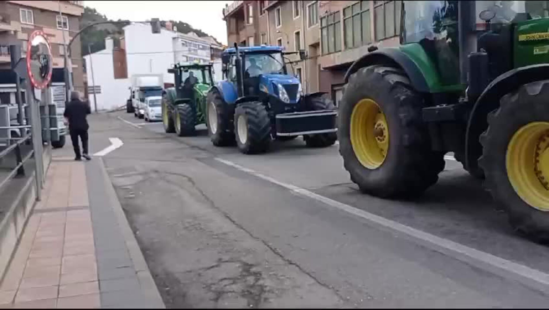 Marcha lenta de tractores en las protestas agrarias a su paso por Belorado