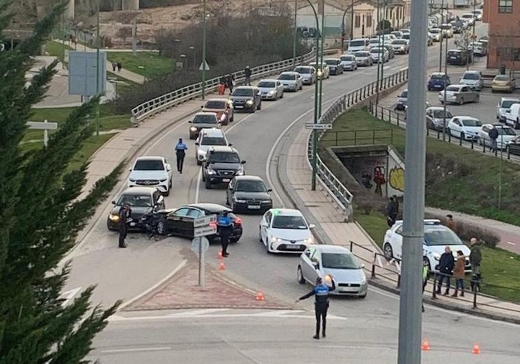 Uno de los vehículos se estampó contra el otro al salir de la rotonda frente al Parque Europa de Burgos