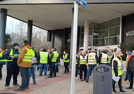 Concentración informativa de trabajadores agrarios a las puertas del centro comercial Camino de la Plata.