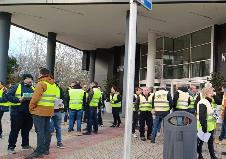 Concentración informativa de trabajadores agrarios a las puertas del centro comercial Camino de la Plata.