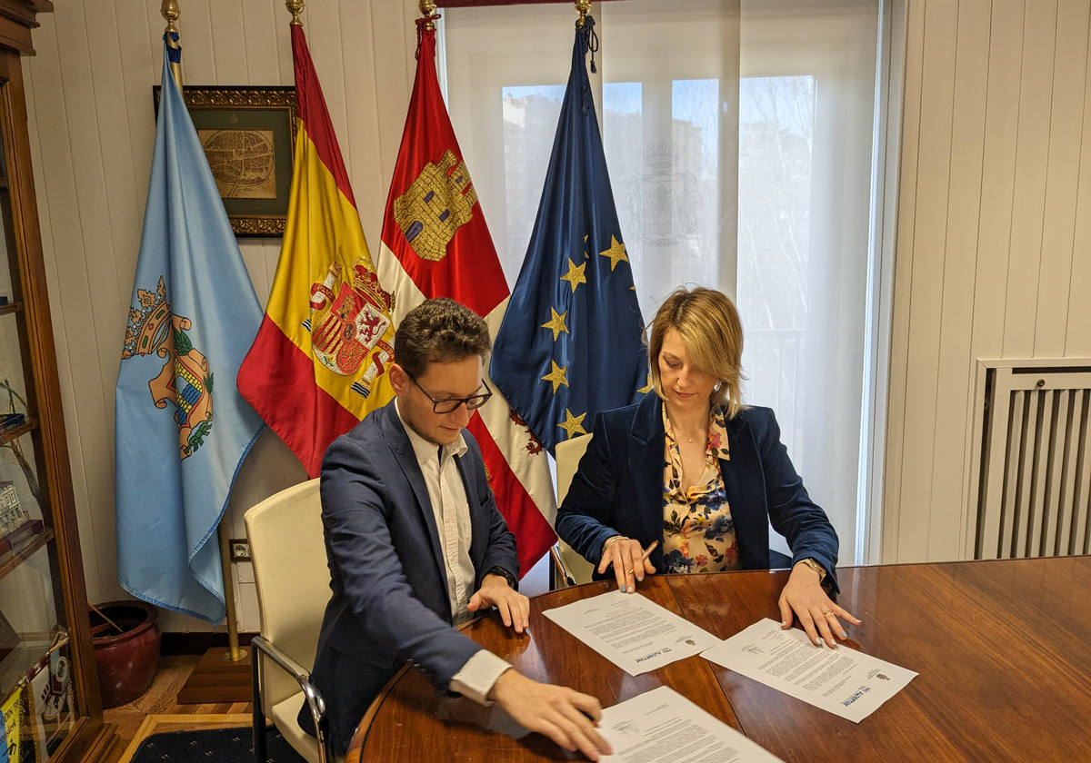 Antonio Linaje, alcalde de Aranda, y Cristina Martín, presidenta de la Asociación de Empresarios de la localidad.