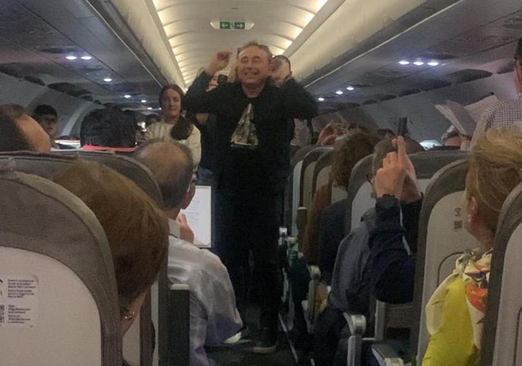 El coro de Fuentearmegil canta en el avión.