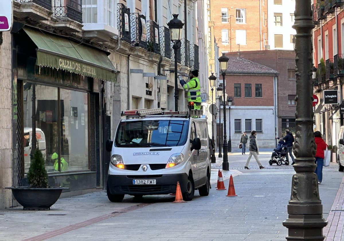 Un operario realiza trabajos en una de las farolas de la calle La Moneda, una de las vías donde se instalará la nueva luminaria.