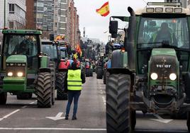 Los tractores han marchado por la avenida Cantabria.