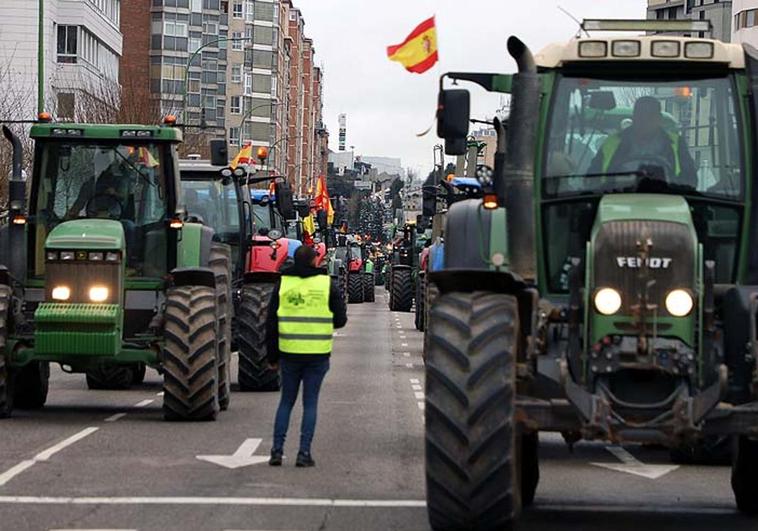 Los tractores han marchado por la avenida Cantabria.